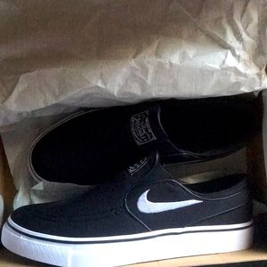 Nike boys 7 shoe